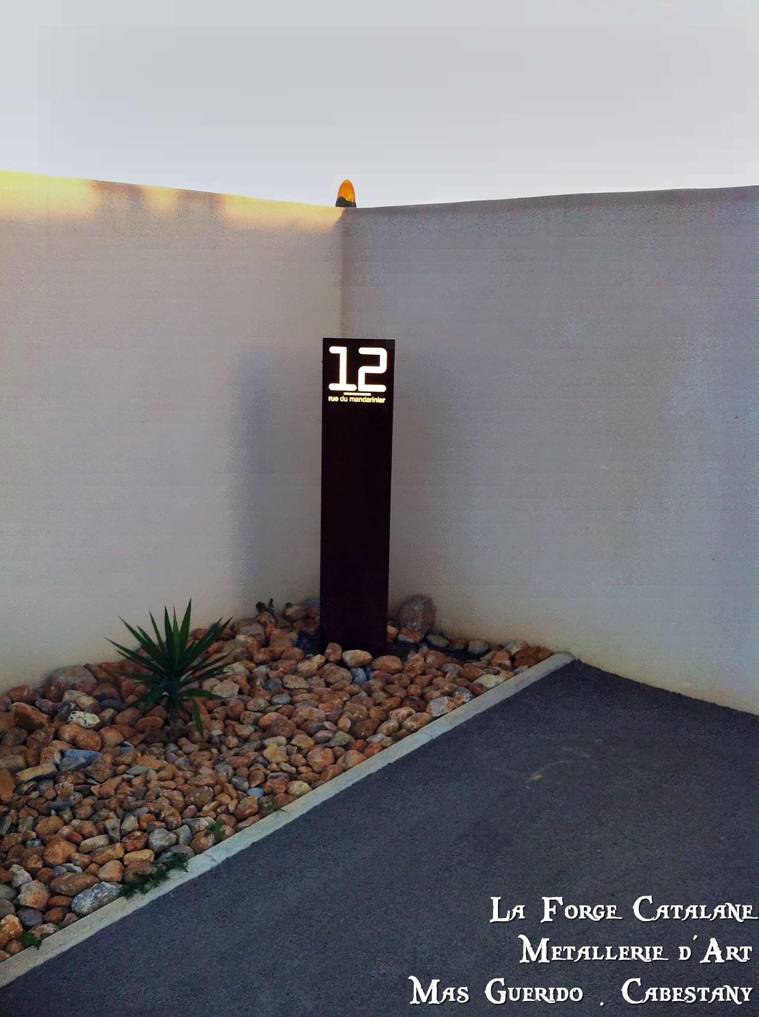 totem en fer decoupe laser numero maison  forge catalane.jpg